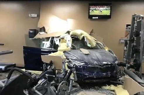 特斯拉Model X又叒出事故 剎車變油門撞穿兩堵墻