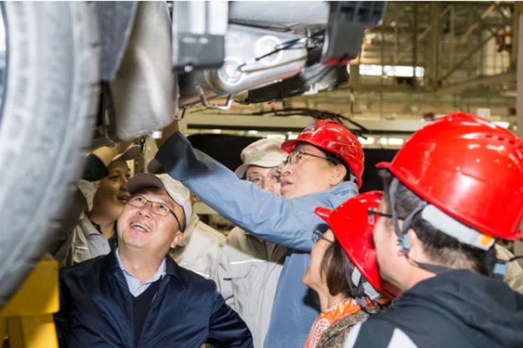 最高级待遇？红旗首款纯电E115试制车正式下线