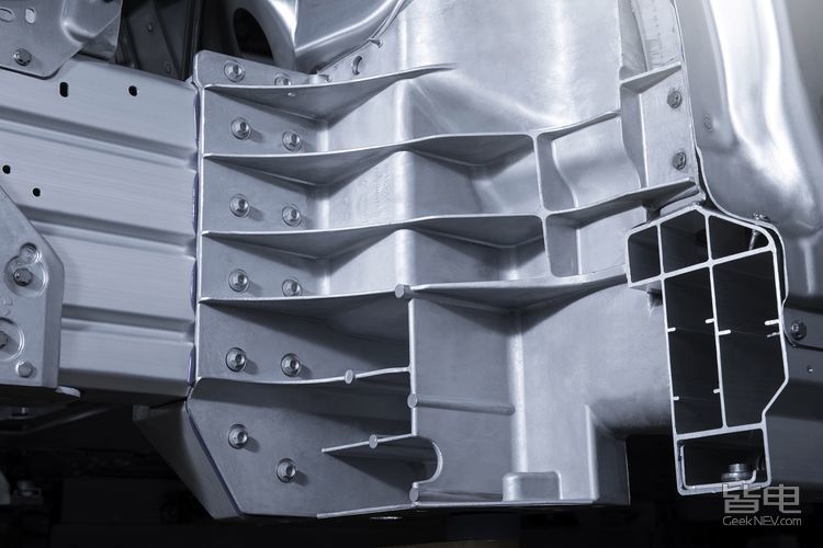 蔚来ES8安全性到底如何？碰撞测试后终于有了答案