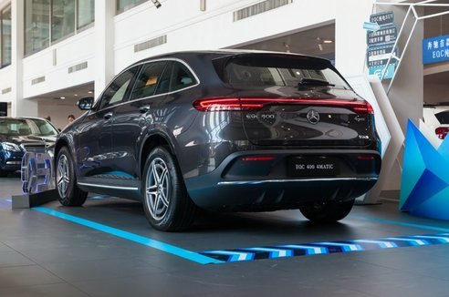 續航415km+5.2s破百!實拍奔馳首款純電SUV