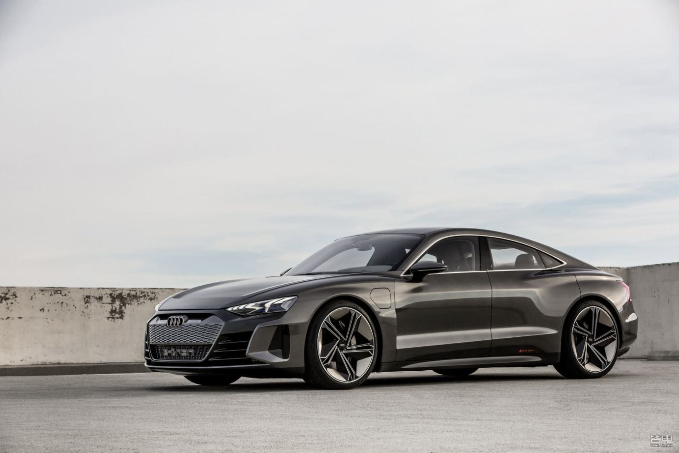 3.5s破百，取代R8？解密奥迪最强电动车e-tron GT