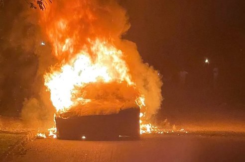 地表最強(qiáng) 原地自燃！Model S Plaid全球首燒