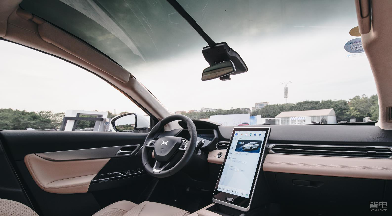 (图:小鹏g3 1.889m&sup2;的"全景式前挡风玻璃")