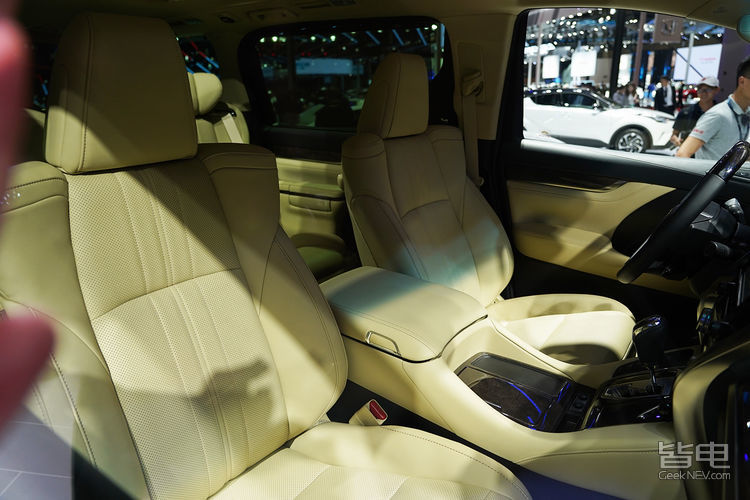 后排ottoman老板座配备了电动调节,加热/通风,220v电源,座椅记忆功能