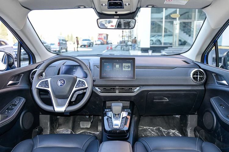 比亚迪元ev内饰简单来说,你可以把s2看作低配版元ev,如同e1是f0的油改