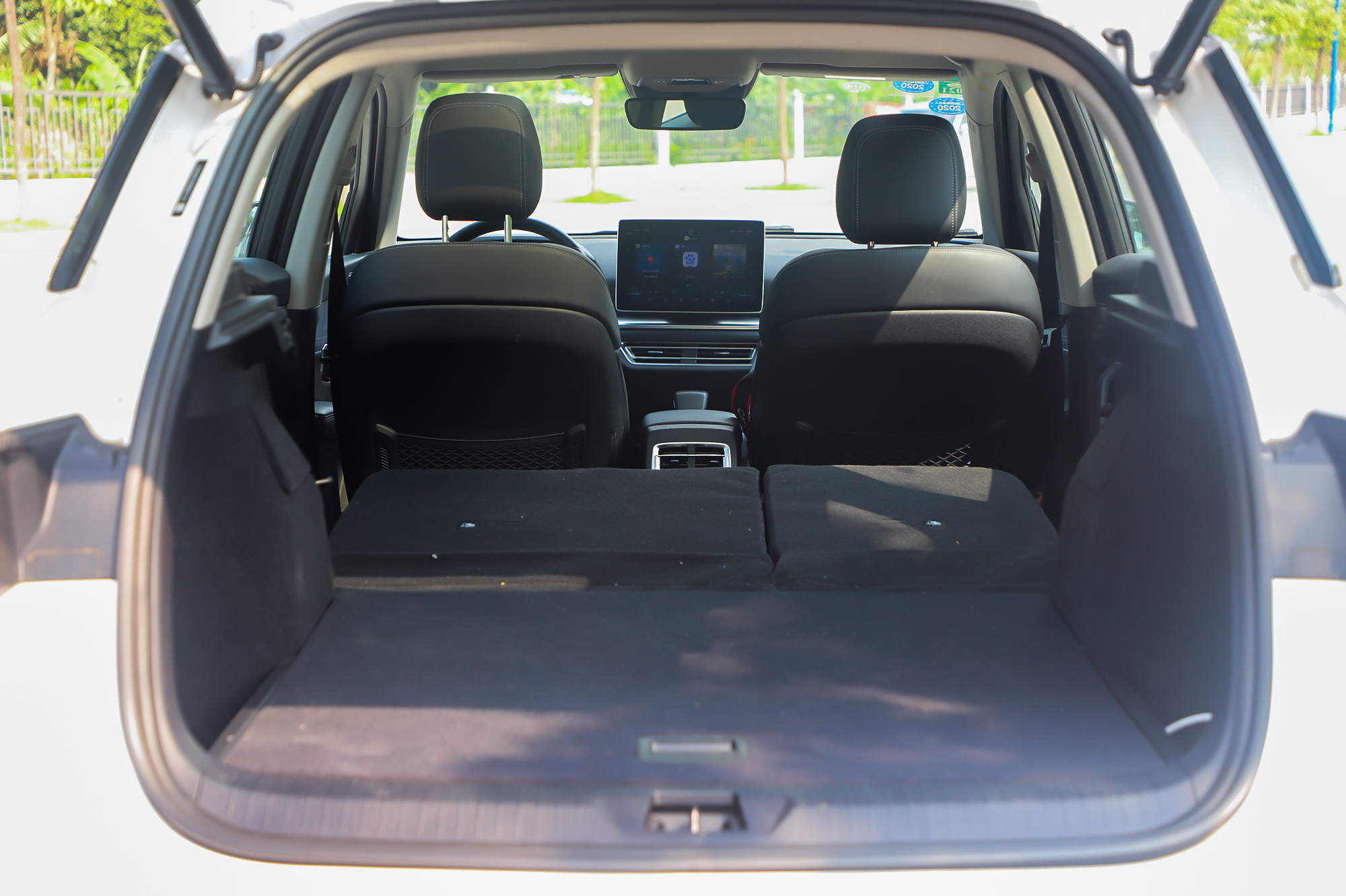 值得一提的是,宋pro dm后排支持放倒,放倒之后与尾厢形成一个全平空间